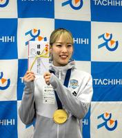 　世界選手権の優勝報告会に出席し、所属から褒賞金３００万円を贈呈された江村美咲