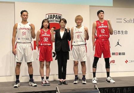　日本代表新愛称の発表会見に出席した（左から）落合知也、永田萌絵、三屋裕子会長、高田真希、渡辺雄太