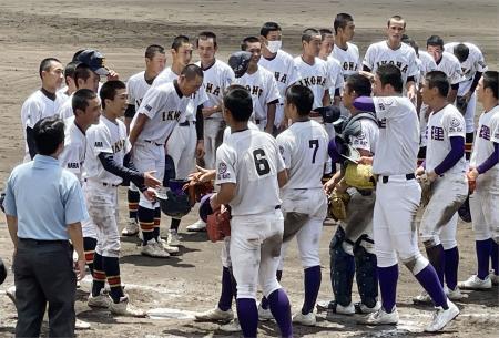 　試合を終え、健闘をたたえ合う生駒（左側）と天理の選手たち＝２８日、奈良県橿原市