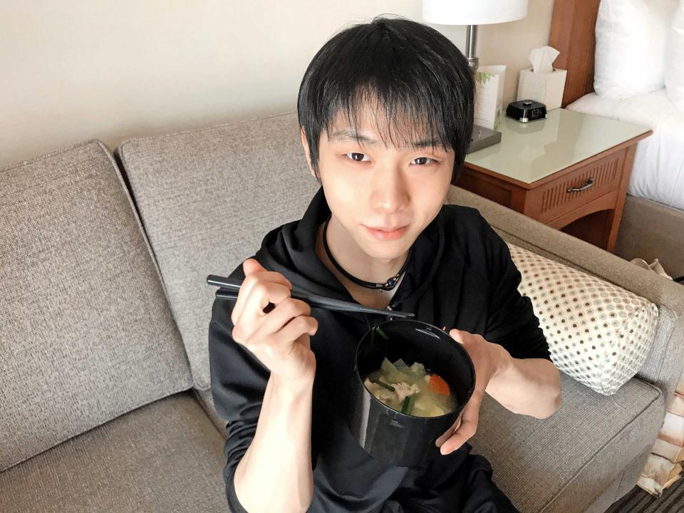 　１９年の国際大会で食事を取る羽生結弦さん（味の素提供）