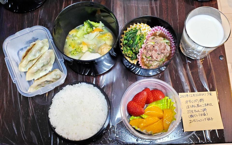 　羽生ちゃんこ鍋（奥左から２皿目）を含む２１年末の国内大会での食事（味の素提供）