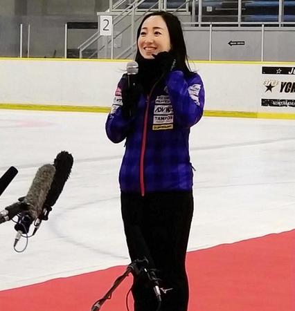 　報道陣の取材に応じる藤沢五月＝横浜銀行アイスアリーナ