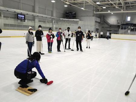 　カーリングを教える藤沢五月（中央手前）＝横浜銀行アイスアリーナ