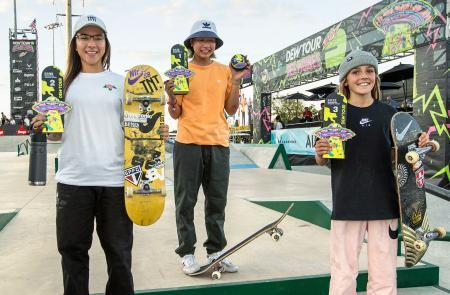 　スケートボードのデュー・ツアーの女子ストリートで優勝した西矢椛（中央）＝デモイン（Ｄｅｗ　Ｔｏｕｒ／Ｃｈｒｉｓ　Ｏｒｔｉｚ提供・共同）