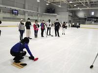 　カーリングを教える藤沢五月（中央手前）＝横浜銀行アイスアリーナ