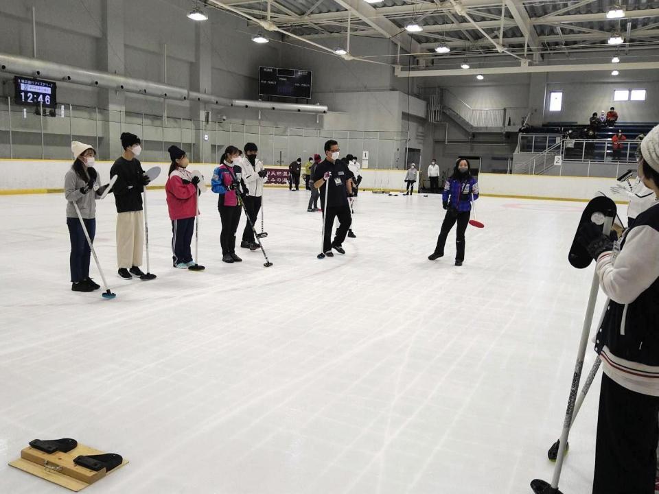 　カーリングを教える藤沢五月（中央奥）＝横浜銀行アイスアリーナ