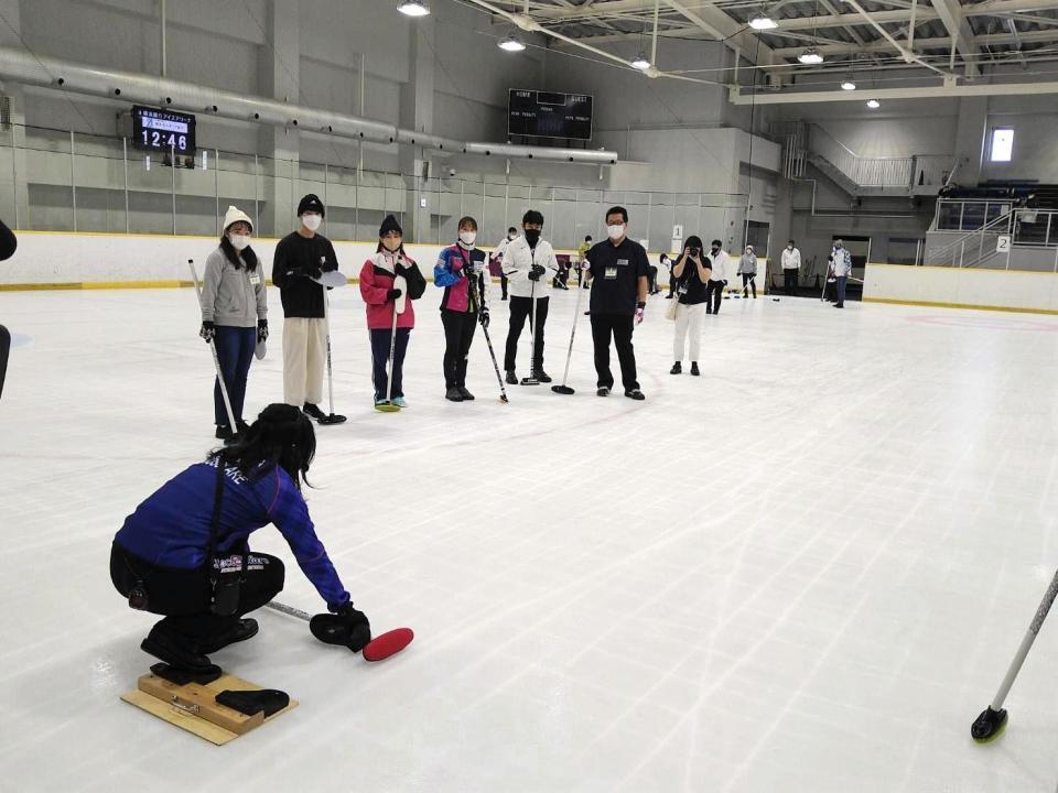 　カーリングを教える藤沢五月（中央手前）＝横浜銀行アイスアリーナ