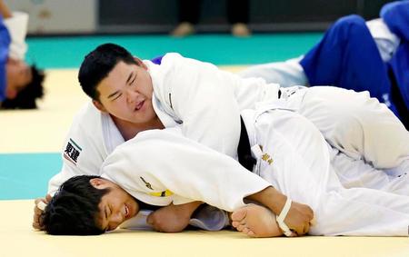 　柔道男子の強化合宿で調整する斉藤立（上）＝代表撮影