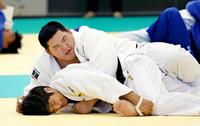 　柔道男子の強化合宿で調整する斉藤立（上）＝代表撮影