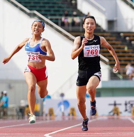 　女子１００メートル決勝　１１秒８５で優勝した中京大中京・蔵重みう。左は２位の富士市立・小針陽葉＝ポカリ