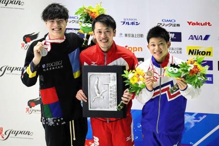 　表彰式で笑顔を見せる（左から）須山晴貴、坂井丞、玉井陸斗