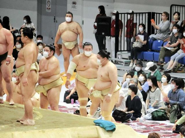 大相撲巡業　２年８カ月ぶりに復活　感染対策で土俵に上がるまでマスク力士！