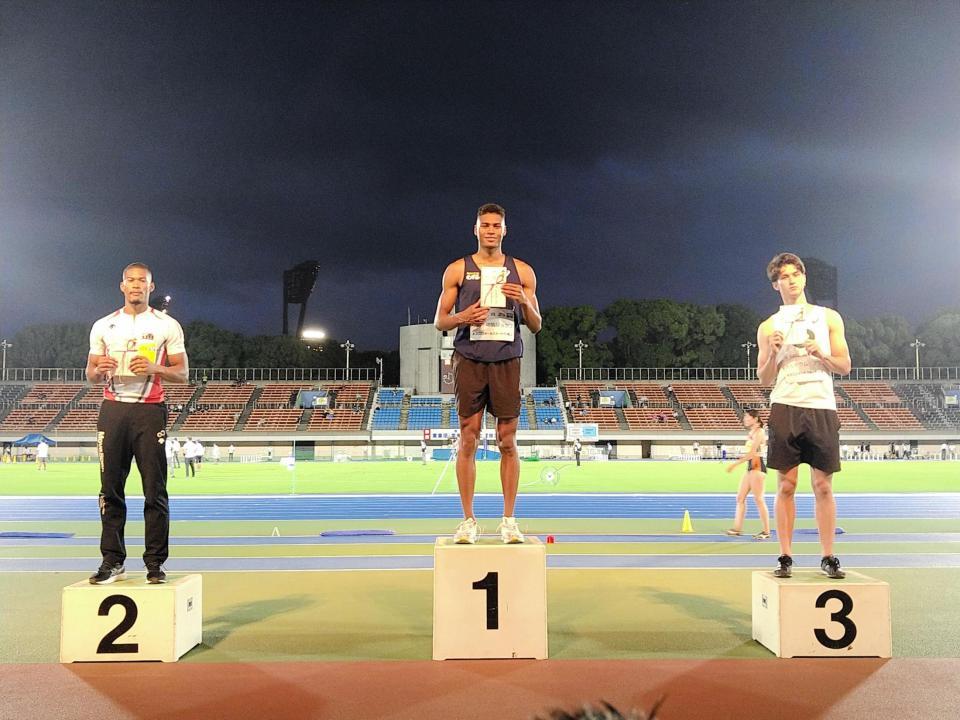 　４００メートルに出場した（左から）ウォルシュ・ジュリアン、中島佑気ジョセフ、メルドラム・アラン