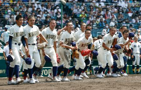 　創志学園に勝利し、スタンドにあいさつに向かう八戸学院光星ナイン＝甲子園