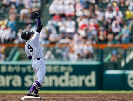 　愛工大名電-星稜　２回裏、走者一掃の二塁打を放ち拳を突き上げ喜ぶ愛工大名電・美濃＝甲子園