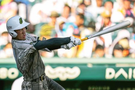 　鶴岡東-盈進　７回表鶴岡東１死、土屋が左越えにこの試合２本目の本塁打を放つ＝甲子園