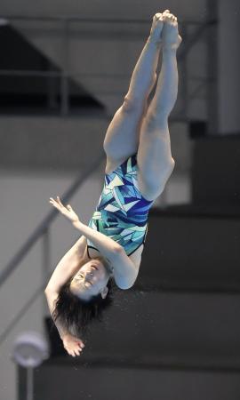 　女子１メートル板飛び込みで優勝した馬淵優佳の演技＝日環アリーナ栃木
