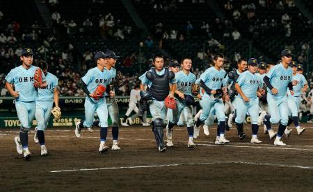 　鳴門に勝利し、スタンドにあいさつに向かう近江ナイン＝甲子園