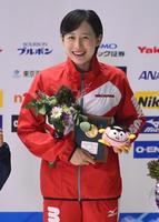 　１ｍ飛び込みを制し、笑顔を見せる馬淵優佳（撮影・高石航平）