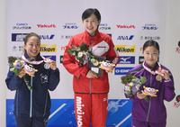 　女子１ｍ板飛び込みを制した馬淵優佳（中央）＝撮影・高石航平