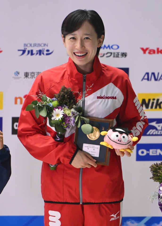 　１ｍ飛び込みを制し、笑顔を見せる馬淵優佳（撮影・高石航平）