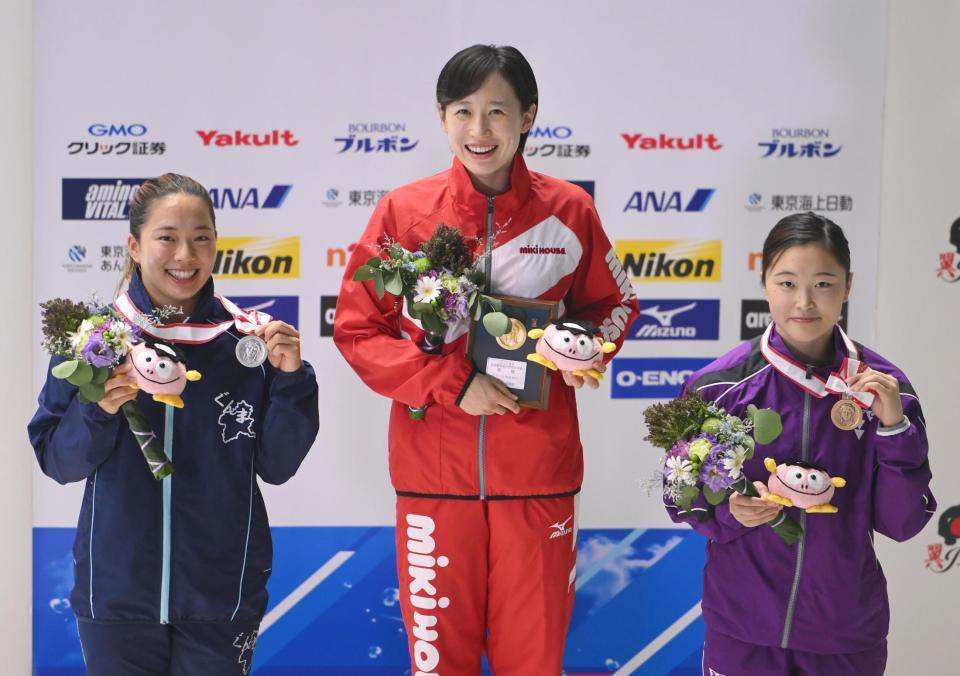 　女子１ｍ板飛び込みを制した馬淵優佳（中央）＝撮影・高石航平