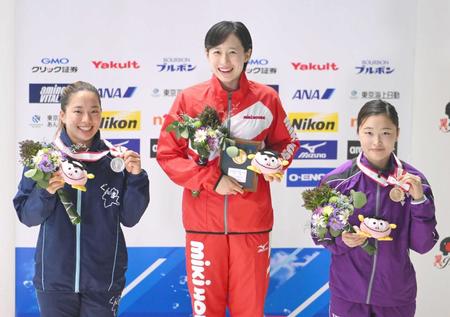 　優勝し笑顔を見せる馬淵優佳（中央）。左は２位の近藤花菜、右は３位の大窪博佳（撮影・高石航平）