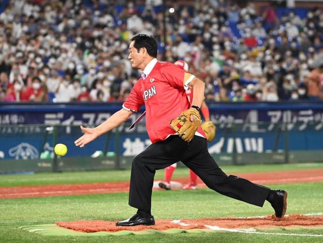 ソフトボール日米戦 中畑清氏が始球式で内角低めズバッ「村上だと思って」
