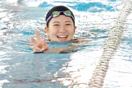 　練習後のクールダウンの時、笑顔で泳ぐ谷川亜華葉（撮影・吉澤敬太）