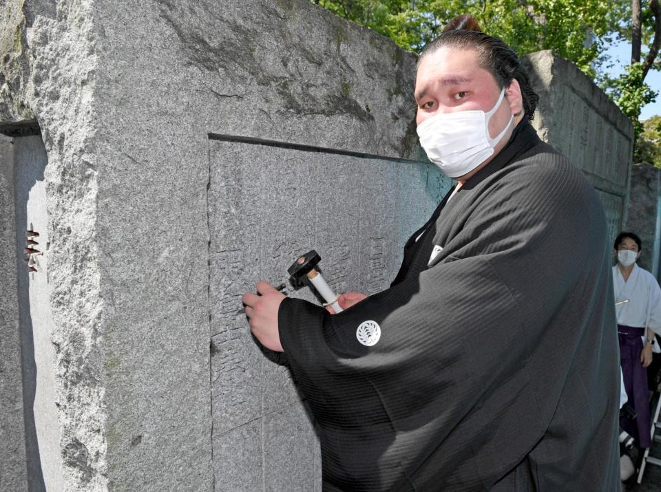 　横綱力士碑にしこ名を刻む横綱照ノ富士関（撮影・棚橋慶太）