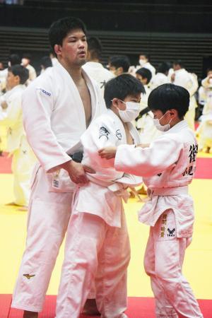 　競技普及イベントで子どもたちに指導する柔道男子の大野将平（左）＝１０日、横浜武道館