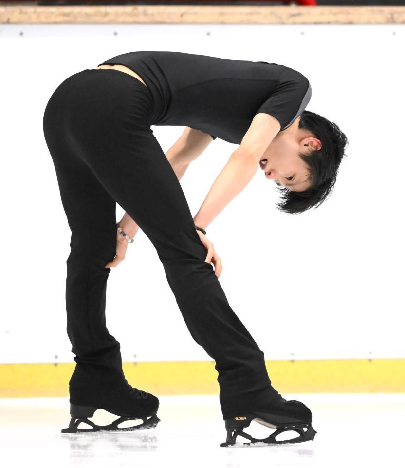 　練習を終えてひざに手を置く羽生結弦さん＝アイスリンク仙台（撮影・堀内翔）