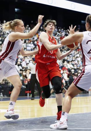 　日本-ラトビア　第１クオーター、攻め込む渡嘉敷（中央）＝ゼビオアリーナ仙台