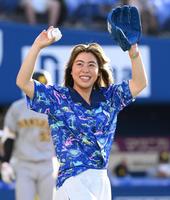 　始球式を行った都筑有夢路（撮影・堀内翔）