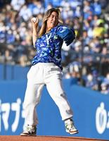 　始球式を行う都筑有夢路（撮影・田中太一）