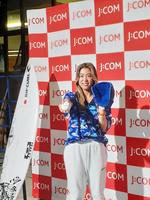 　横浜－阪神戦で始球式を終えた都筑有夢路、サーフボードは東京五輪で銅メダルを獲得した際に使用していたもの