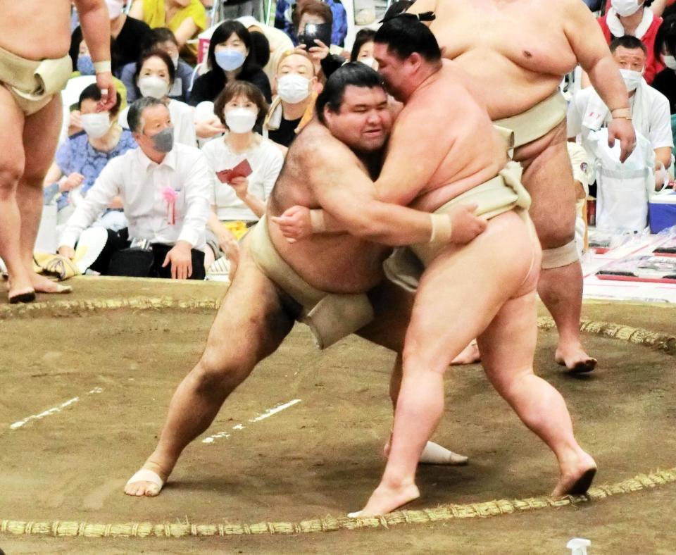 申し合いで正代（右）を寄り切る高安