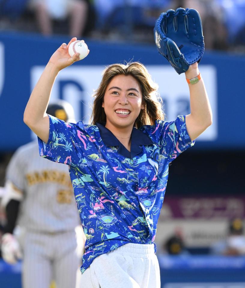 　始球式を行った都筑有夢路（撮影・堀内翔）