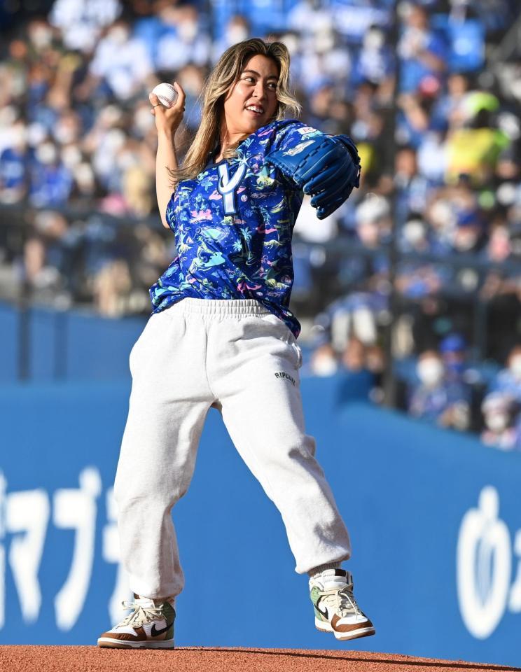 　始球式を行う都筑有夢路（撮影・田中太一）