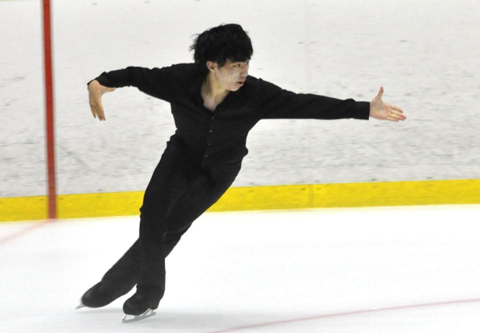 　男子ＳＰで演技する三浦佳生