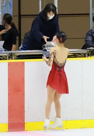 　演技途中で音楽が止まり、予備の音源を手渡す三原舞依（撮影・石湯恒介）