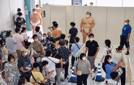 　夏巡業で行われた写真撮影会に行列をつくるファン＝１４日、埼玉県春日部市