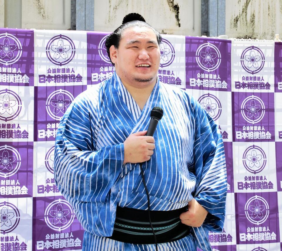 　取材で笑顔を見せる豊昇龍