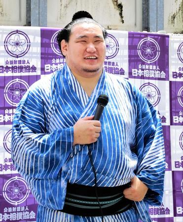 　笑顔で取材に応じる豊昇龍