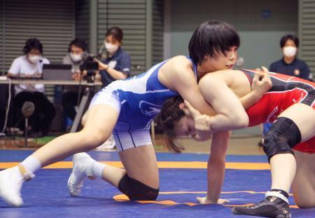 　レスリングの全日本学生選手権女子５５キロ級で優勝した藤波朱理（左）＝駒沢体育館