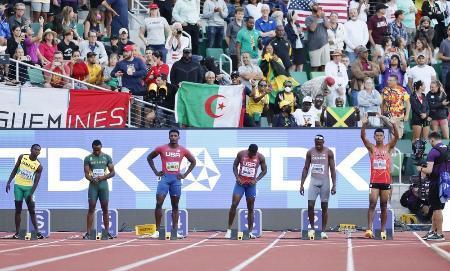 　陸上世界選手権の男子１００メートル決勝に臨むサニブラウン・ハキーム（右端）ら＝７月１６日、米オレゴン州ユージン
