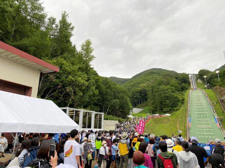 　サマージャンプ蔵王大会で想定を超える１４００人の観衆が訪れ、入場制限がかけられた