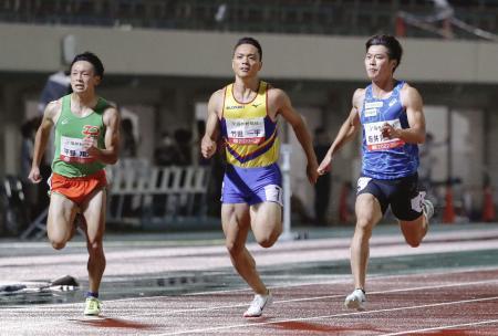 　男子１００メートル決勝　１０秒２１で優勝した坂井隆一郎（右）＝福井県営陸上競技場