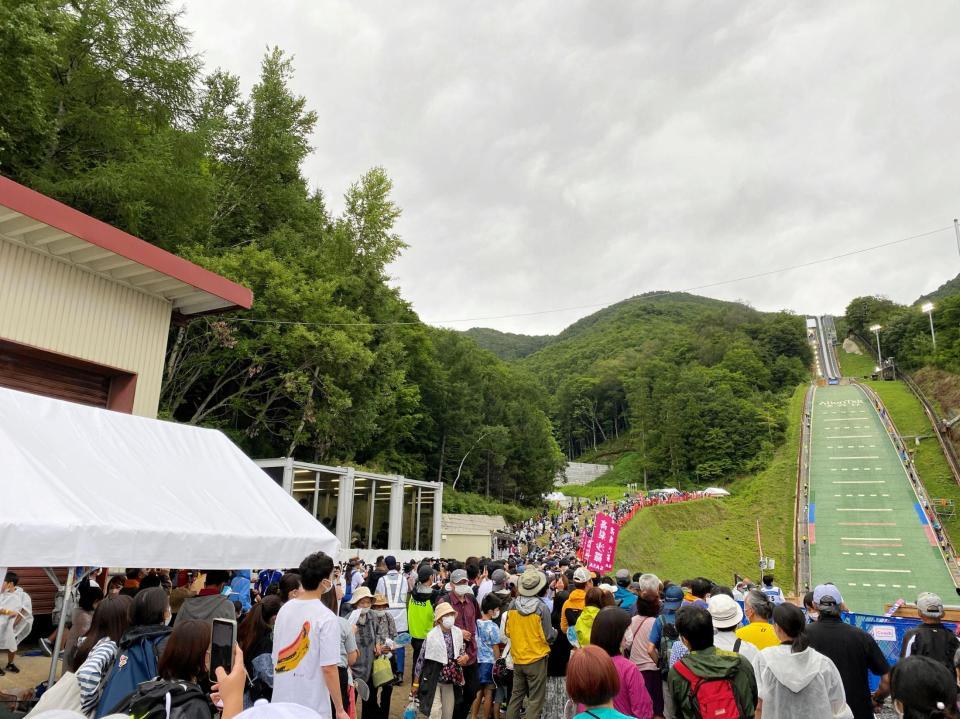 　サマージャンプ蔵王大会で想定を超える１４００人の観衆が訪れ、入場制限がかけられた