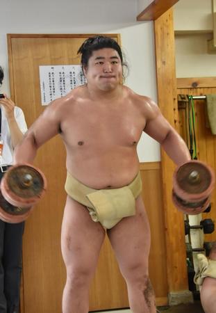 　ダンベルで鍛える若元春（代表撮影）